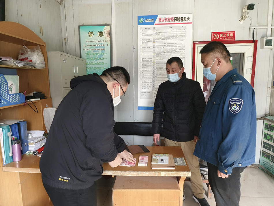 公交車(chē)長(zhǎng)拾金不昧 萬(wàn)元現(xiàn)金及時(shí)歸還