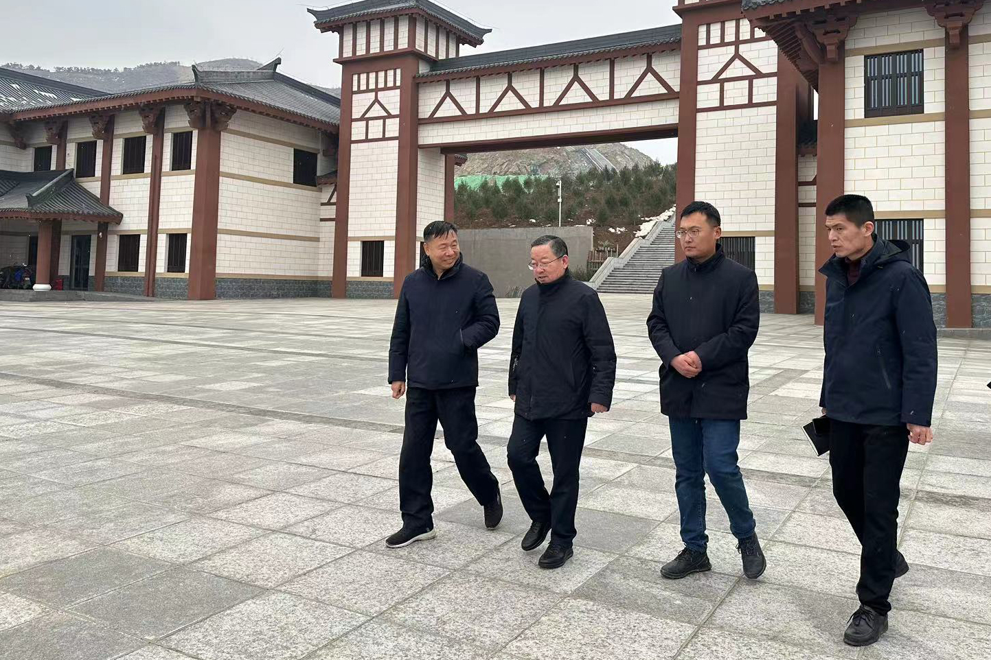 交投集團(tuán)黨委書記、董事長(zhǎng)劉清國(guó)到市公益性公墓（石家莊大峪山生命紀(jì)念園）、大河集配物流集散中心項(xiàng)目現(xiàn)場(chǎng)調(diào)研指導(dǎo)工作